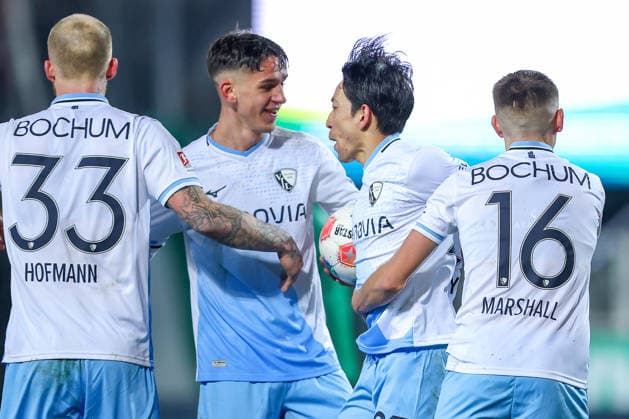 06 02 2025, Fußball, Preußen Münster VfL Bochum, 2 Fußball Bundesliga, Preußenstadion, 21 Spieltag, Saison 2025 2026 Torjubel nach dem Tor zum 1 1 durch Torschütze Koji Miyoshi VfL Bochum 23 zusammen mit Philipp Hofmann VfL Bochum 33 Callum Marshall VfL Bochum 16 Cajetan Lenz VfL Bochum 34 DFB regulations prohibit any use of photographs as image sequences and or quasi video Nordrhein Westfalen Germany