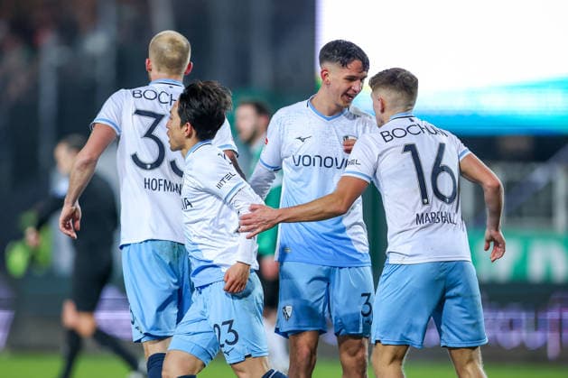 06 02 2025, Fußball, Preußen Münster VfL Bochum, 2 Fußball Bundesliga, Preußenstadion, 21 Spieltag, Saison 2025 2026 Torjubel nach dem Tor zum 1 1 durch Torschütze Koji Miyoshi VfL Bochum 23 zusammen mit Philipp Hofmann VfL Bochum 33 Callum Marshall VfL Bochum 16 Cajetan Lenz VfL Bochum 34 DFB regulations prohibit any use of photographs as image sequences and or quasi video Nordrhein Westfalen Germany