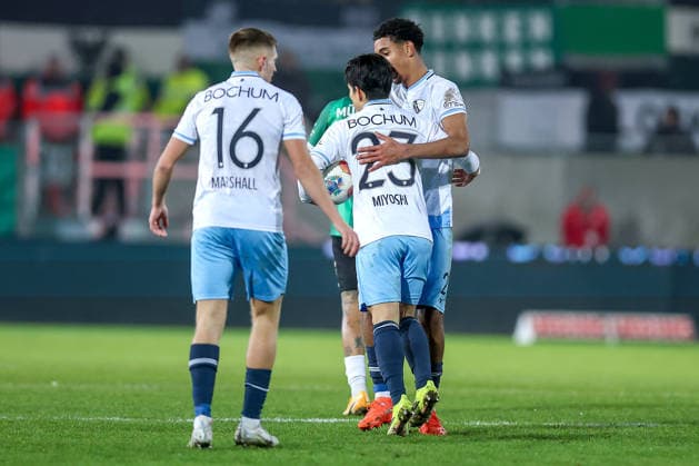 06 02 2025, Fußball, Preußen Münster VfL Bochum, 2 Fußball Bundesliga, Preußenstadion, 21 Spieltag, Saison 2025 2026 Torjubel nach dem Tor zum 1 1 durch Torschütze Koji Miyoshi VfL Bochum 23 zusammen mit Callum Marshall VfL Bochum 16 Francis Onyeka VfL Bochum 21 DFB regulations prohibit any use of photographs as image sequences and or quasi video Nordrhein Westfalen Germany