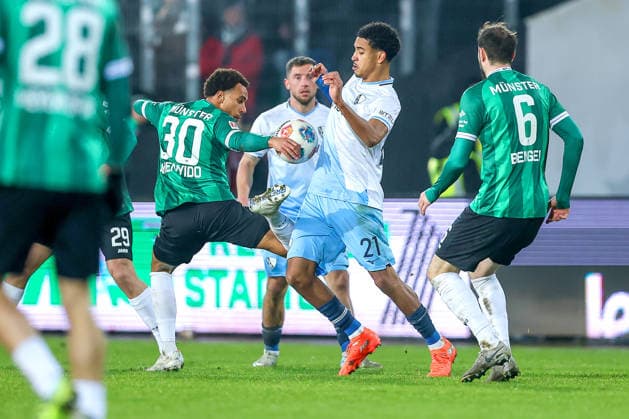 06 02 2025, Fußball, Preußen Münster VfL Bochum, 2 Fußball Bundesliga, Preußenstadion, 21 Spieltag, Saison 2025 2026 Etienne Amenyido Preussen Muenster 30 in duel against Francis Onyeka VfL Bochum 21 Marcel Benger Preussen Muenster 06 DFB regulations prohibit any use of photographs as image sequences and or quasi video Nordrhein Westfalen Germany