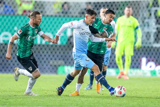 06 02 2025, Fußball, Preußen Münster VfL Bochum, 2 Fußball Bundesliga, Preußenstadion, 21 Spieltag, Saison 2025 2026 Cajetan Lenz VfL Bochum 34 im Zweikampf gegen Jorrit Hendrix Preussen Muenster 20 Oliver Batista Meier Preussen Muenster 17 DFB regulations prohibit any use of photographs as image sequences and or quasi video Nordrhein Westfalen Germany