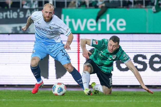 06 02 2025, Fußball, Preußen Münster VfL Bochum, 2 Fußball Bundesliga, Preußenstadion, 21 Spieltag, Saison 2025 2026 Philipp Hofmann VfL Bochum 33 im Zweikampf gegen Torge Paetow Preussen Muenster 16 DFB regulations prohibit any use of photographs as image sequences and or quasi video Nordrhein Westfalen Germany