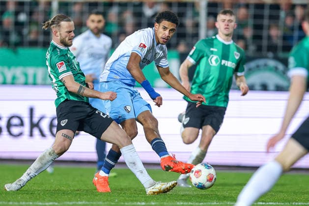 06 02 2025, Fußball, Preußen Münster VfL Bochum, 2 Fußball Bundesliga, Preußenstadion, 21 Spieltag, Saison 2025 2026 Jorrit Hendrix Preussen Muenster 20 im Zweikampf gegen Francis Onyeka VfL Bochum 21 DFB regulations prohibit any use of photographs as image sequences and or quasi video Nordrhein Westfalen Germany