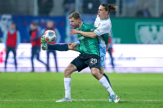 06 02 2025, Fußball, Preußen Münster VfL Bochum, 2 Fußball Bundesliga, Preußenstadion, 21 Spieltag, Saison 2025 2026 Noah Loosli VfL Bochum 20 im Zweikampf gegen Imad Rondic Preussen Muenster 29 DFB regulations prohibit any use of photographs as image sequences and or quasi video Nordrhein Westfalen Germany