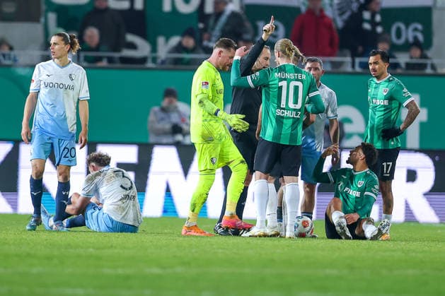 06 02 2025, Football, Preußen Münster VfL Bochum, 2 Fußball Bundesliga, Preußenstadion, 21 Spieltag, Saison 2025 2026 Tummult between goalkeeper Timo Horn VfL Bochum 01 Jorrit Hendrix Preussen Muenster 20 next to Philipp Strompf VfL Bochum 03 and Etienne Amenyido Preussen Muenster 30 lying on the ground DFB regulations prohibit any use of photographs as image sequences and or quasi video Nordrhein Westfalen Germany