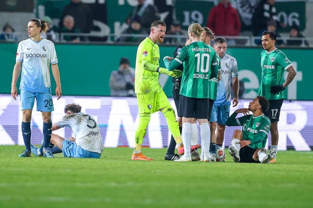 06 02 2025, Football, Preußen Münster VfL Bochum, 2 Fußball Bundesliga, Preußenstadion, 21 Spieltag, Saison 2025 2026 Tummult between goalkeeper Timo Horn VfL Bochum 01 Jorrit Hendrix Preussen Muenster 20 next to Philipp Strompf VfL Bochum 03 and Etienne Amenyido Preussen Muenster 30 lying on the ground DFB regulations prohibit any use of photographs as image sequences and or quasi video Nordrhein Westfalen Germany