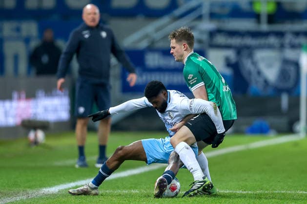 06 02 2025, Fußball, Preußen Münster VfL Bochum, 2 Fußball Bundesliga, Preußenstadion, 21 Spieltag, Saison 2025 2026 Moritz Broni Kwarteng VfL Bochum 11 im Zweikampf gegen Paul Jaeckel Preussen Muenster 03 DFB regulations prohibit any use of photographs as image sequences and or quasi video Nordrhein Westfalen Germany