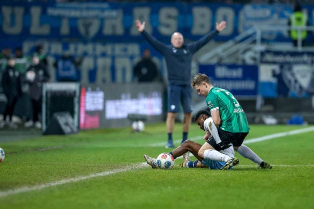 06 02 2025, Fußball, Preußen Münster VfL Bochum, 2 Fußball Bundesliga, Preußenstadion, 21 Spieltag, Saison 2025 2026 Moritz Broni Kwarteng VfL Bochum 11 im Zweikampf gegen Paul Jaeckel Preussen Muenster 03 DFB regulations prohibit any use of photographs as image sequences and or quasi video Nordrhein Westfalen Germany