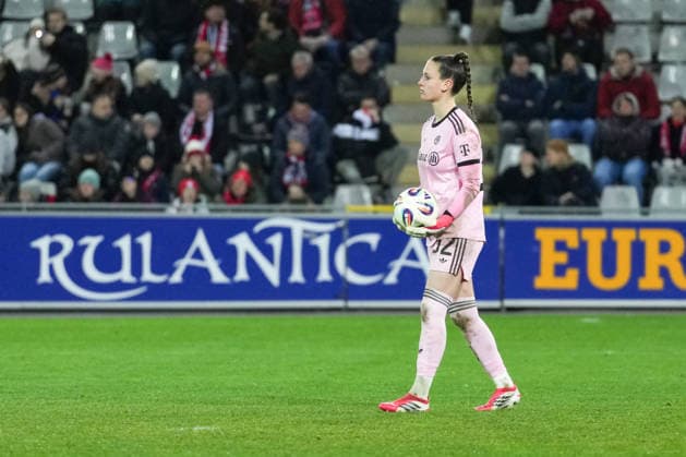 Google Pixel Womens Bundesliga SC Freiburg vs FC Bayern Munich, 06 02 2026 Ena Mahmutovic FC Bayern Munich, 32 Google Pixel Womens Bundesliga SC Freiburg vs FC Bayern Munich, Dreisamstadion, 06 02 2026 DFB DFL REGULATIONS PROHIBIT ANY USE OF PHOTOGRAPHS AS IMAGE SEQUENCES AND OR QUASI VIDEO Copyright: xBEAUTIFULxSPORTS Boscox