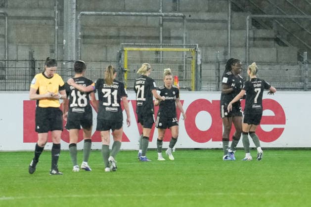 Google Pixel Womens Bundesliga SC Freiburg vs FC Bayern Munich, 06 02 2026 Goal celebration for 1 3 by Edna Imade FC Bayern Munich, 29 Google Pixel Womens Bundesliga SC Freiburg vs FC Bayern Munich, Dreisamstadion, 06 02 2026 DFB DFL REGULATIONS PROHIBIT ANY USE OF PHOTOGRAPHS AS IMAGE SEQUENCES AND OR QUASI VIDEO Copyright: xBEAUTIFULxSPORTS Boscox