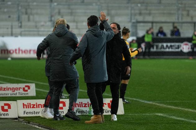 Google Pixel Womens Bundesliga SC Freiburg vs FC Bayern Munich, 06 02 2026 Cheering of the coaching team with José Barcala FC Bayern Munich, coach at 1 2 by Pernille Harder FC Bayern Munich, 21 Google Pixel Womens Bundesliga SC Freiburg vs FC Bayern Munich, Dreisamstadion, 06 02 2026 DFB DFL REGULATIONS PROHIBIT ANY USE OF PHOTOGRAPHS AS IMAGE SEQUENCES AND OR QUASI VIDEO Copyright: xBEAUTIFULxSPORTS Boscox