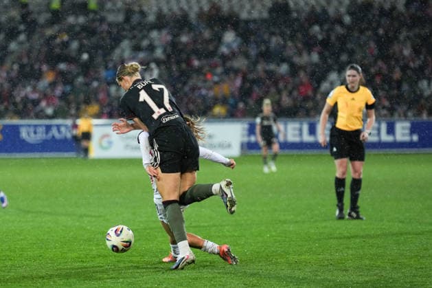 Google Pixel Womens Bundesliga SC Freiburg vs FC Bayern Munich, 06 02 2026 duel between Klara Bühl FC Bayern Munich, 17 and Ni Szenk SC Freiburg, 19 Google Pixel Womens Bundesliga SC Freiburg vs FC Bayern Munich, Dreisamstadion, 06 02 2026 DFB DFL REGULATIONS PROHIBIT ANY USE OF PHOTOGRAPHS AS IMAGE SEQUENCES AND OR QUASI VIDEO Copyright: xBEAUTIFULxSPORTS Boscox