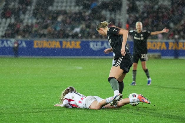 Google Pixel Womens Bundesliga SC Freiburg vs FC Bayern Munich, 06 02 2026 duel between Klara Bühl FC Bayern Munich, 17 and Ni Szenk SC Freiburg, 19 Google Pixel Womens Bundesliga SC Freiburg vs FC Bayern Munich, Dreisamstadion, 06 02 2026 DFB DFL REGULATIONS PROHIBIT ANY USE OF PHOTOGRAPHS AS IMAGE SEQUENCES AND OR QUASI VIDEO Copyright: xBEAUTIFULxSPORTS Boscox