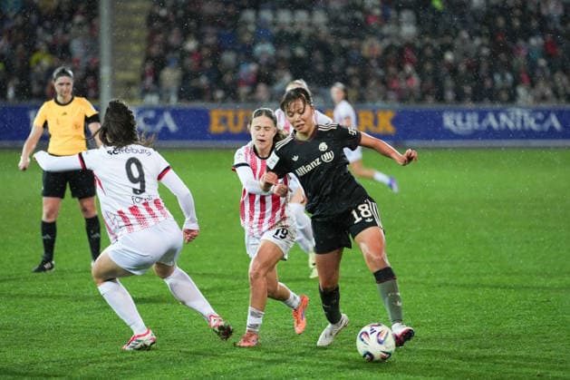 Google Pixel Womens Bundesliga SC Freiburg vs FC Bayern Munich, 06 02 2026 duel between Ni Szenk SC Freiburg, 19 and Momoko Tanikawa FC Bayern Munich, 18 Google Pixel Womens Bundesliga SC Freiburg vs FC Bayern Munich, Dreisamstadion, 06 02 2026 DFB DFL REGULATIONS PROHIBIT ANY USE OF PHOTOGRAPHS AS IMAGE SEQUENCES AND OR QUASI VIDEO Copyright: xBEAUTIFULxSPORTS Boscox