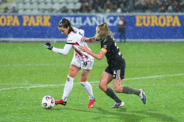 Google Pixel Womens Bundesliga SC Freiburg vs FC Bayern Munich, 06 02 2026 duel between Selina Vobian SC Freiburg, 10 and Georgia Stanway FC Bayern Munich, 31 Google Pixel Womens Bundesliga SC Freiburg vs FC Bayern Munich, Dreisamstadion, 06 02 2026 DFB DFL REGULATIONS PROHIBIT ANY USE OF PHOTOGRAPHS AS IMAGE SEQUENCES AND OR QUASI VIDEO Copyright: xBEAUTIFULxSPORTS Boscox