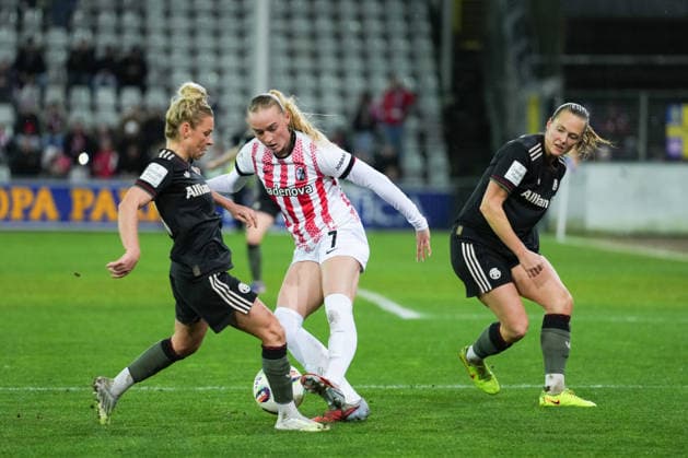 Google Pixel Womens Bundesliga SC Freiburg vs FC Bayern Munich, 06 02 2026 Tessa Blumenberg SC Freiburg, 7 in duel with Magdalena Eriksson FC Bayern Munich, 5 and Linda Dallmann FC Bayern Munich, 10 Google Pixel Womens Bundesliga SC Freiburg vs FC Bayern Munich, Dreisamstadion, 06 02 2026 DFB DFL REGULATIONS PROHIBIT ANY USE OF PHOTOGRAPHS AS IMAGE SEQUENCES AND OR QUASI VIDEO Copyright: xBEAUTIFULxSPORTS Boscox