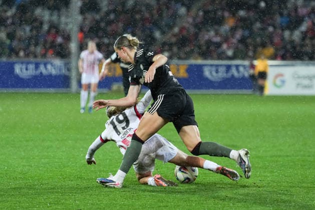 Google Pixel Womens Bundesliga SC Freiburg vs FC Bayern Munich, 06 02 2026 duel between Klara Bühl FC Bayern Munich, 17 and Ni Szenk SC Freiburg, 19 Google Pixel Womens Bundesliga SC Freiburg vs FC Bayern Munich, Dreisamstadion, 06 02 2026 DFB DFL REGULATIONS PROHIBIT ANY USE OF PHOTOGRAPHS AS IMAGE SEQUENCES AND OR QUASI VIDEO Copyright: xBEAUTIFULxSPORTS Boscox