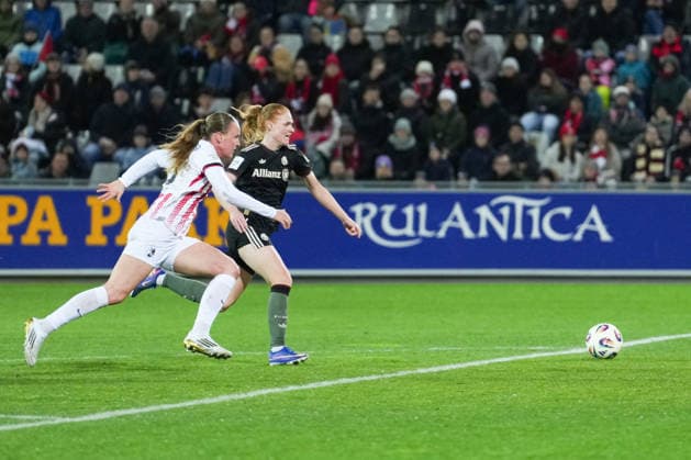 Google Pixel Womens Bundesliga SC Freiburg vs FC Bayern Munich, 06 02 2026 duel between Luca Birkholz SC Freiburg, 23 and Stine Ballisager FC Bayern Munich, 3 Google Pixel Womens Bundesliga SC Freiburg vs FC Bayern Munich, Dreisamstadion, 06 02 2026 DFB DFL REGULATIONS PROHIBIT ANY USE OF PHOTOGRAPHS AS IMAGE SEQUENCES AND OR QUASI VIDEO Copyright: xBEAUTIFULxSPORTS Boscox