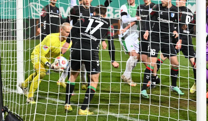 06 02 2026 Soccer Season 2025 2026 2 Soccer Bundesliga 21 Matchday SpVgg Greuther Fürth SGF Kleeblatt 1 FC Magdeburg FCM Sportfoto Zink xwoxzix DFL regulations prohibit any use of photographs as image sequences and or quasi video only for editorial use Dominik Reimann 1, 1 FC Magdeburg FCM fängt Spielball Ball auf Torlinie in letzter Sekunde Chance Torchance von Timo Schlieck 21, SpVgg Greuther Fürth