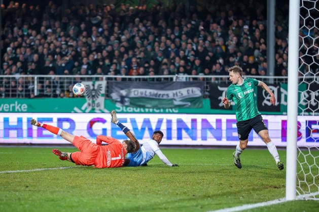 06 02 2025, Football, Preußen Münster VfL Bochum, 2 Fußball Bundesliga, Preußenstadion, 21 Spieltag, Saison 2025 2026 Goalkeeper Johannes Schenk Preussen Muenster 01 defends against Moritz Broni Kwarteng VfL Bochum 11 DFB regulations prohibit any use of photographs as image sequences and or quasi video Nordrhein Westfalen Germany