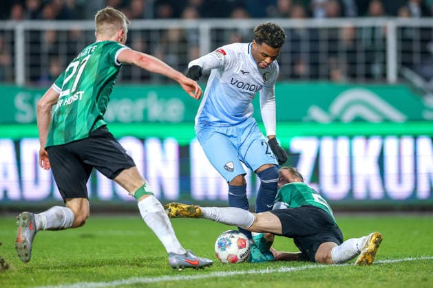 06 02 2025, Fußball, Preußen Münster VfL Bochum, 2 Fußball Bundesliga, Preußenstadion, 21 Spieltag, Saison 2025 2026 Farid Alfa Ruprecht VfL Bochum 29 in duel against Jorrit Hendrix Preussen Muenster 20 next to Jano ter Horst Preussen Muenster 27 DFB regulations prohibit any use of photographs as image sequences and or quasi video Nordrhein Westfalen Germany