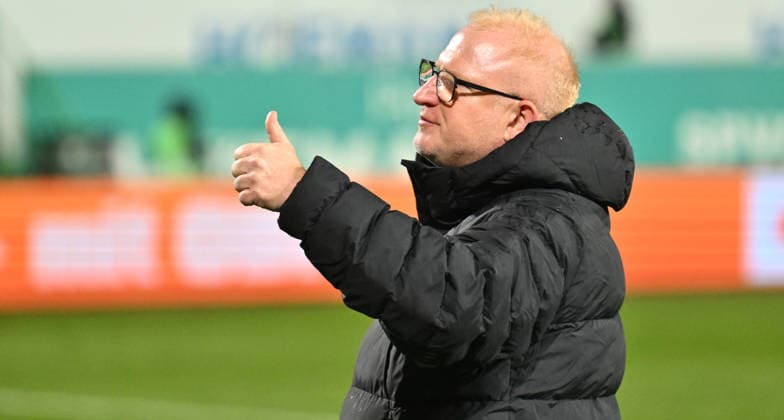 06 02 2026 Soccer Season 2025 2026 2 Soccer Bundesliga 21 Matchday SpVgg Greuther Fürth SGF Kleeblatt 1 FC Magdeburg FCM Sportfoto Zink xwoxzix DFL regulations prohibit any use of photographs as image sequences and or quasi video only for editorial use Heiko Vogel Trainer SpVgg Greuther Fürth in front of Greutherfürthfans Fans Fanblock Kleeblattfans after the end of the match Thumbs up Thumbs up