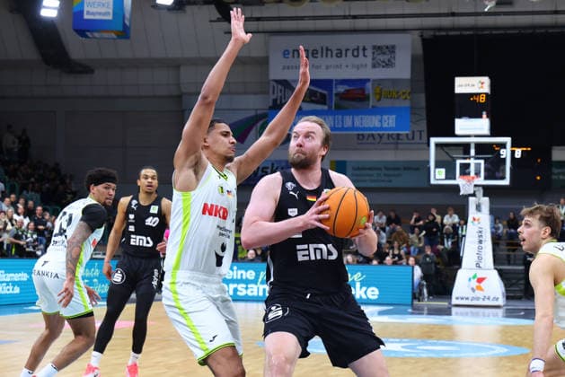 21 Matchday of the Basketball 2 Bundesliga ProA in the Oberfrankenhalle in Bayreuth Season 2025 2026 BBC Bayreuth against Nürnberg Falcons BC Cantia Rahming BBC Bayreuth 12 left Lars Lagerpusch Nürnberg Falcons BC 44 right