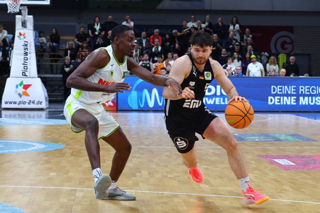 21 Matchday of the Basketball 2 Bundesliga ProA in the Oberfrankenhalle in Bayreuth Season 2025 2026 BBC Bayreuth against Nürnberg Falcons BC Tehree Horn BBC Bayreuth 2 left Tim Köpple Nürnberg Falcons BC 5 right