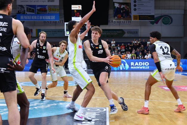 21 Basketball 2 Bundesliga ProA match day in the Oberfrankenhalle in Bayreuth 2025 2026 season BBC Bayreuth v Nürnberg Falcons BC Leroy Ikejiaku BBC Bayreuth 22 left Tom Stoiber Nürnberg Falcons BC 28 right