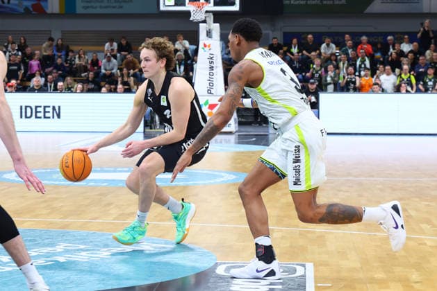 21 Matchday of the Basketball 2 Bundesliga ProA in the Oberfrankenhalle in Bayreuth Season 2025 2026 BBC Bayreuth against Nürnberg Falcons BC Rayshawn Mart BBC Bayreuth 3 right Carter Dean Whitt Nürnberg Falcons BC 2 left