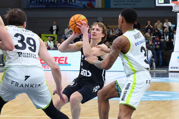 21 Matchday of the Basketball 2 Bundesliga ProA in the Oberfrankenhalle in Bayreuth Season 2025 2026 BBC Bayreuth vs Nürnberg Falcons BC Rayshawn Mart BBC Bayreuth 3 right Carter Dean Whitt Nürnberg Falcons BC 2 center
