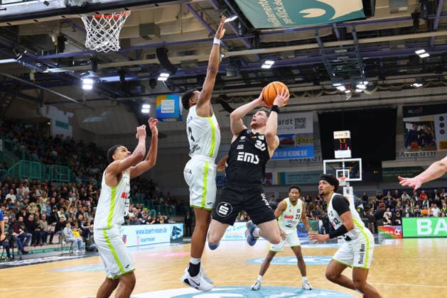 21 Matchday of the Basketball 2 Bundesliga ProA in the Oberfrankenhalle in Bayreuth Season 2025 2026 BBC Bayreuth against Nürnberg Falcons BC Rayshawn Mart BBC Bayreuth 3 left Vincent Friederici Nürnberg Falcons BC 30 right