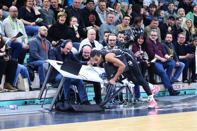 21 matchday of the Basketball 2 Bundesliga ProA in the Oberfrankenhalle in Bayreuth season 2025 2026 BBC Bayreuth against Nürnberg Falcons BC Evan Taylor Nürnberg Falcons BC 10 falls on the table from the TV presenters