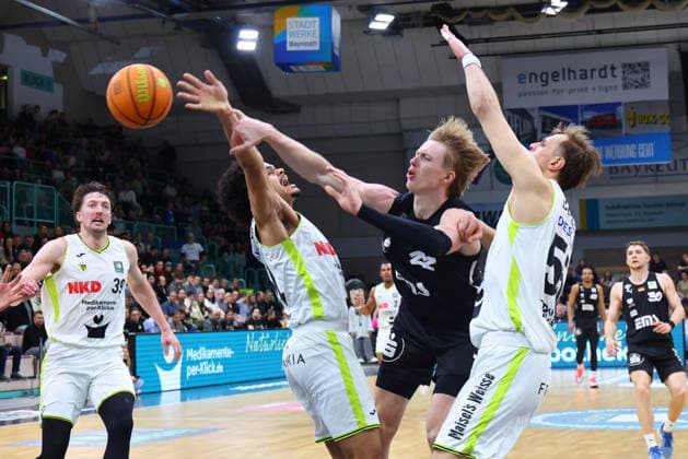 21 Matchday of the Basketball 2 Bundesliga ProA in the Oberfrankenhalle in Bayreuth Season 2025 2026 BBC Bayreuth against Nürnberg Falcons BC Louis Nauthon BBC Bayreuth 51 left Lenny Liedtke BBC Bayreuth 55 right Trevor Baskin Nürnberg Falcons BC 22 center