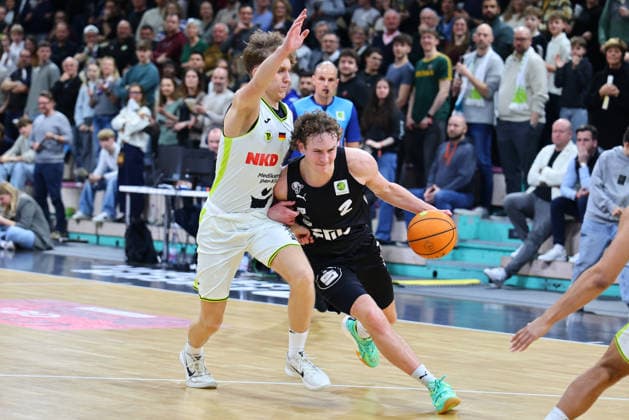 21 Matchday of the Basketball 2 Bundesliga ProA in the Oberfrankenhalle in Bayreuth Season 2025 2026 BBC Bayreuth against Nürnberg Falcons BC Liam Holländer BBC Bayreuth 17 left Carter Dean Whitt Nürnberg Falcons BC 2 right