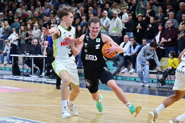 21 Matchday of the Basketball 2 Bundesliga ProA in the Oberfrankenhalle in Bayreuth Season 2025 2026 BBC Bayreuth against Nürnberg Falcons BC Liam Holländer BBC Bayreuth 17 left Carter Dean Whitt Nürnberg Falcons BC 2 right