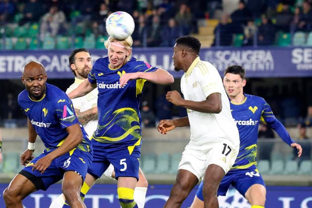 Pisa™s Rafiu Durosinmi , Verona™s Andrias Edmundsson the Serie A soccer match between Hellas Verona and Pisa at the Bentegodi Stadium in Verona, north west Italy - Friday , February 6 , 2026. - Soccer .  Copyright: xPaolaxGarbuio Lapressex