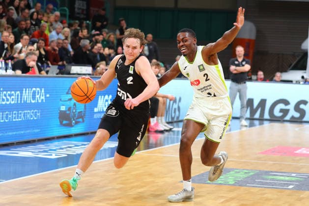 21 Matchday of the Basketball 2 Bundesliga ProA in the Oberfrankenhalle in Bayreuth Season 2025 2026 BBC Bayreuth against Nürnberg Falcons BC Tehree Horn BBC Bayreuth 2 right Carter Dean Whitt Nürnberg Falcons BC 2 left