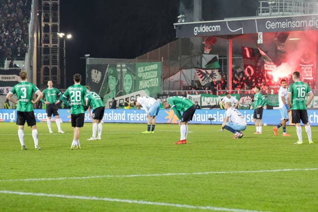 06 02 2026, xgrfx, Soccer 2 Bundesliga, Preußen Münster VfL Bochum v l The players of Preußen Münster and VfL Bochum after the final whistle DFL DFB REGULATIONS PROHIBIT ANY USE OF PHOTOGRAPHS as IMAGE SEQUENCES and or QUASI VIDEO Münster