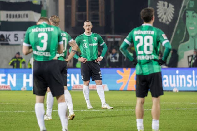 06 02 2026, xgrfx, Soccer 2 Bundesliga, Preußen Münster VfL Bochum v l Paul Jaeckel, Marvin Schulz, Marco Meyerhöfer after the draw against VfL Bochum Preußen Münster DFL DFB REGULATIONS PROHIBIT ANY USE OF PHOTOGRAPHS as IMAGE SEQUENCES and or QUASI VIDEO Münster
