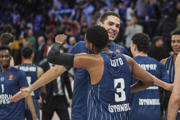 Anadolu Efes v Zalgiris - Basketball EuroLeague ISTANBUL, TURKIYE - FEBRUARY 6: Players of Anadolu Efes celebrate after winning the EuroLeague week 27 basketball match between Anadolu Efes and Zalgiris at the Turkcell Basketball Development Center in Istanbul, Turkiye, on February 6, 2026. Beyza Comert Anadolu Istanbul Turkey. Editorial use only. Please get in touch for any other usage.  Copyright: x2026xAnadoluxBeyzaxComertx