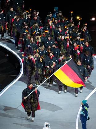 MILANO CORTINA 2026 - OLYMPISCHE WINTERSPIELE - ERÖFFNUNGSFEIER - MAILAND ** NUR FÜR REDAKTIONELLE ZWECKE ** EDITORIAL USE ONLY **<p>06 02 2026-Mailand: Olympische Winterspiele Milano Cortina 2026 Opening Ceremony Eröffnungsfeier San Siro Stadion im Foto: Einlauf deutsche Mannschaft mit Fahnenträger Leon Draisaitl ( Italien Milano Mailand Copyright: SaschaxFromm *** MILANO CORTINA 2026 OLYMPIC WINTER GAMES OPENING CEREMONY MILAN FOR EDITORIAL PURPOSES ONLY EDITORIAL USE ONLY p 06 02 2026 Milan Olympic Winter Games Milano Cortina 2026 Opening Ceremony Opening Ceremony San Siro Stadium in photo German team with flag bearer Leon Draisaitl Italy Milano Milan Copyright SaschaxFromm Copyright: SaschaxFromm doc84gofrdl7mtbk36s189a ,EDITORIAL USE ONLY