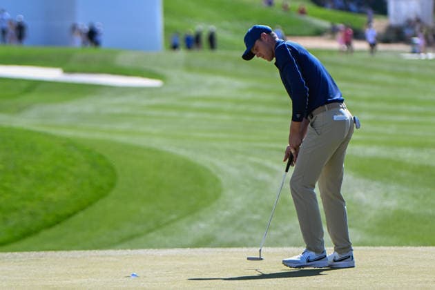 SCOTTSDALE, AZ - FEBRUARY 06: Cam Davis (AUS) sinks his par putt on 18 during the second round of the Waste Management Phoenix Open on February 6, 2026, at TPC Scottsdale, Scottsdale, Arizona. (Photo by Ken Murray Icon Sportswire) GOLF: FEB 06 PGA, Golf Herren WM Phoenix Open EDITORIAL USE ONLY Icon2602060352
