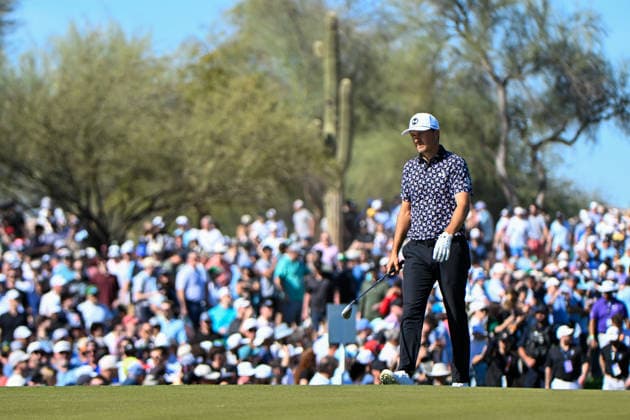 SCOTTSDALE, AZ - FEBRUARY 06: Jordan Spieth (USA) looks over the green on 2 during the second round of the Waste Management Phoenix Open on February 6, 2026, at TPC Scottsdale, Scottsdale, Arizona. (Photo by Ken Murray Icon Sportswire) GOLF: FEB 06 PGA, Golf Herren WM Phoenix Open EDITORIAL USE ONLY Icon2602060372