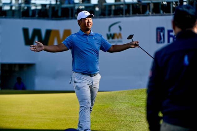 SCOTTSDALE, AZ - FEBRUARY 06: Tom Kim (KOR) revs up the crowd on the green on 16 during the second round of the Waste Management Phoenix Open on February 6, 2026, at TPC Scottsdale, Scottsdale, Arizona. (Photo by Ken Murray Icon Sportswire) GOLF: FEB 06 PGA, Golf Herren WM Phoenix Open EDITORIAL USE ONLY Icon2602060012