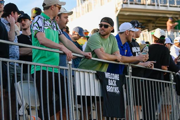 SCOTTSDALE, AZ - FEBRUARY 06: Front row fans Welcome Back Brooks t-shirts as they await his arrival at the green on 16 during the second round of the Waste Management Phoenix Open on February 6, 2026, at TPC Scottsdale, Scottsdale, Arizona. (Photo by Ken Murray Icon Sportswire) GOLF: FEB 06 PGA, Golf Herren WM Phoenix Open EDITORIAL USE ONLY Icon2602060022