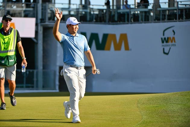 SCOTTSDALE, AZ - FEBRUARY 06: Tom Kim (KOR) revs up the crowd on the green on 16 during the second round of the Waste Management Phoenix Open on February 6, 2026, at TPC Scottsdale, Scottsdale, Arizona. (Photo by Ken Murray Icon Sportswire) GOLF: FEB 06 PGA, Golf Herren WM Phoenix Open EDITORIAL USE ONLY Icon2602060052