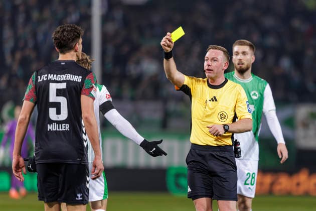 Fürth, Germany 06 February 2026 2 Liga 2025 2026 SpVgg Greuther Fürth vs 1 FC Magdeburg In the picture Referee Lars Erbst shows Tobias Müller Mueller FCM the yellow card DFL regulations prohibit any use of photographs as image sequences and or quasi video Sportpark Ronhof Bayern Copyright: xFotostandx xSchäferx