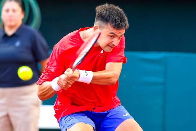 Tenis, Chile vs Serbia. Copa Davis 2026. El jugador de Chile Tomas Barrios regresa la pelota frente a Dusan Lajovic de Serbia durante el partido de sinles de la Copa Davis valido por el Grupo Mundial, disputado en el Court Central Anita Lizana, Parque Estadio Nacional in Santiago, Chile de Santiago, Chile. 06 02 2026 Pepe Alvujar Photosport Tenis, Chile vs Serbia. Copa Davis 2026. Chile player Tomas Barrios return the ball against Dusan Lajovic of Serbia during the Davis Cup singles match valid for the World Group, played at the Anita Lizana Central Court Parque Estadio Nacional in Santiago, Chile. 06 02 2026 Pepe Alvujar Photosport Chile vs Serbia dia 1, Copa Davis 2026 
