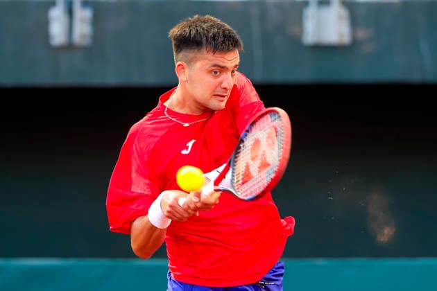 Tenis, Chile vs Serbia. Copa Davis 2026. El jugador de Chile Tomas Barrios regresa la pelota frente a Dusan Lajovic de Serbia durante el partido de sinles de la Copa Davis valido por el Grupo Mundial, disputado en el Court Central Anita Lizana, Parque Estadio Nacional in Santiago, Chile de Santiago, Chile. 06 02 2026 Pepe Alvujar Photosport Tenis, Chile vs Serbia. Copa Davis 2026. Chile player Tomas Barrios return the ball against Dusan Lajovic of Serbia during the Davis Cup singles match valid for the World Group, played at the Anita Lizana Central Court Parque Estadio Nacional in Santiago, Chile. 06 02 2026 Pepe Alvujar Photosport Chile vs Serbia dia 1, Copa Davis 2026 